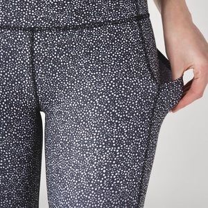 Lululemon Athletica Cropped Leggings Size 4 Black White Floral Mesh Pockets